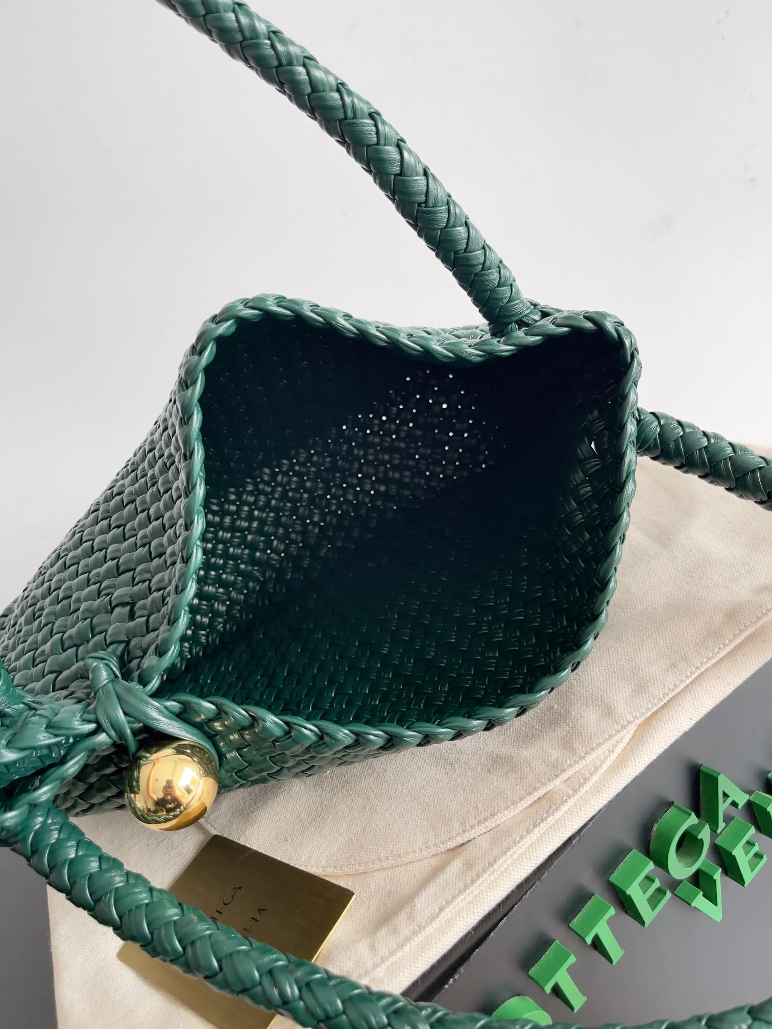 Batch 5760 BV collectible small woven handbags are really YYDS!! Bottega Veneta’s most classic small woven handbags are back! ! We use the highest quality leather with the highest craftsmanship❤️ to create the most expensive works. We have created the original Intrecciato leather weaving process❤️ This unique traditional exclusive leather weaving method has not only become our logo but also reflects the time-consuming and labor-intensive craftsmanship of our products❤️ The new TOSCA handbag must be a selection worth collecting🆕⚠️⚠️Babies, malachite can be sold separately and can be assembled by yourself Style number: 716974 Size: 27*9*18cm